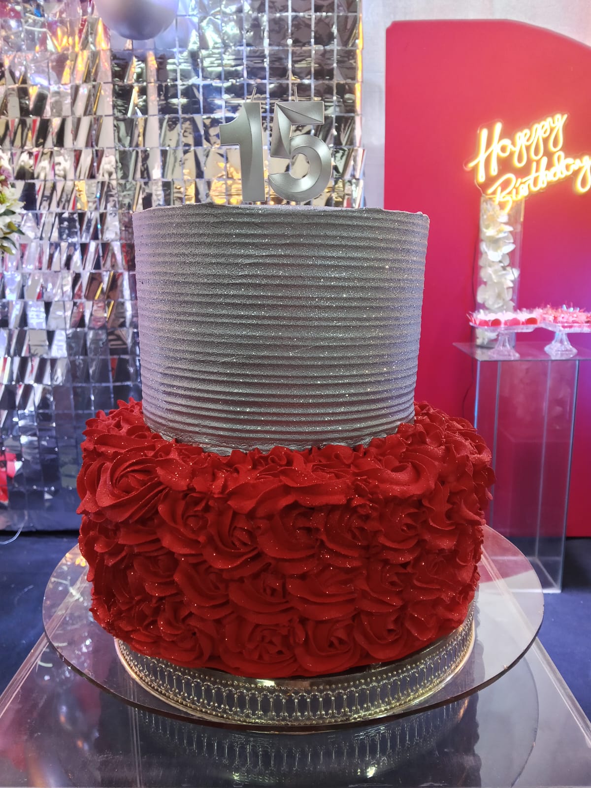 Bolo de 15 anos em dois andares, com rosas vermelhas e topo prateado