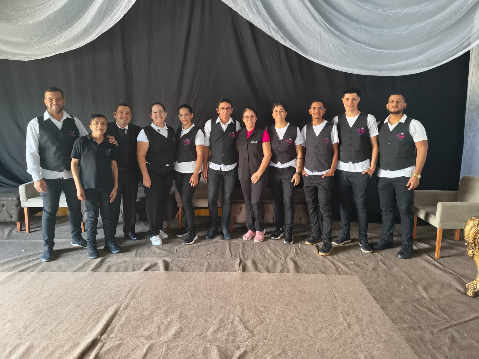 Equipe de garçons e cozinha do Valsoni Lima Buffet uniformizada antes de um evento